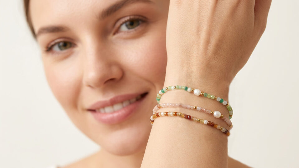 Démonstration des bracelets sur un modèle féminin