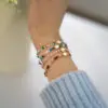Mise en situation des bracelets colorés en perles de culture