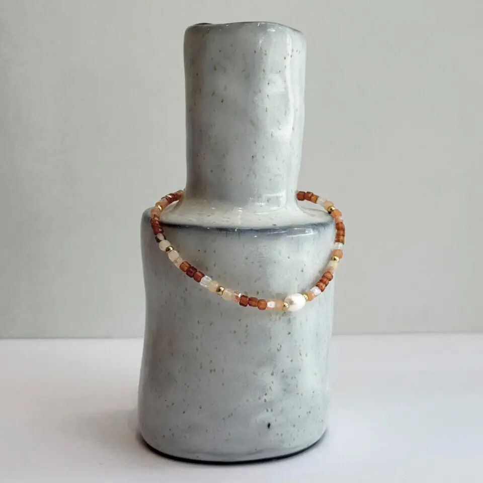 Bracelet élastique Orange en perles de culture.