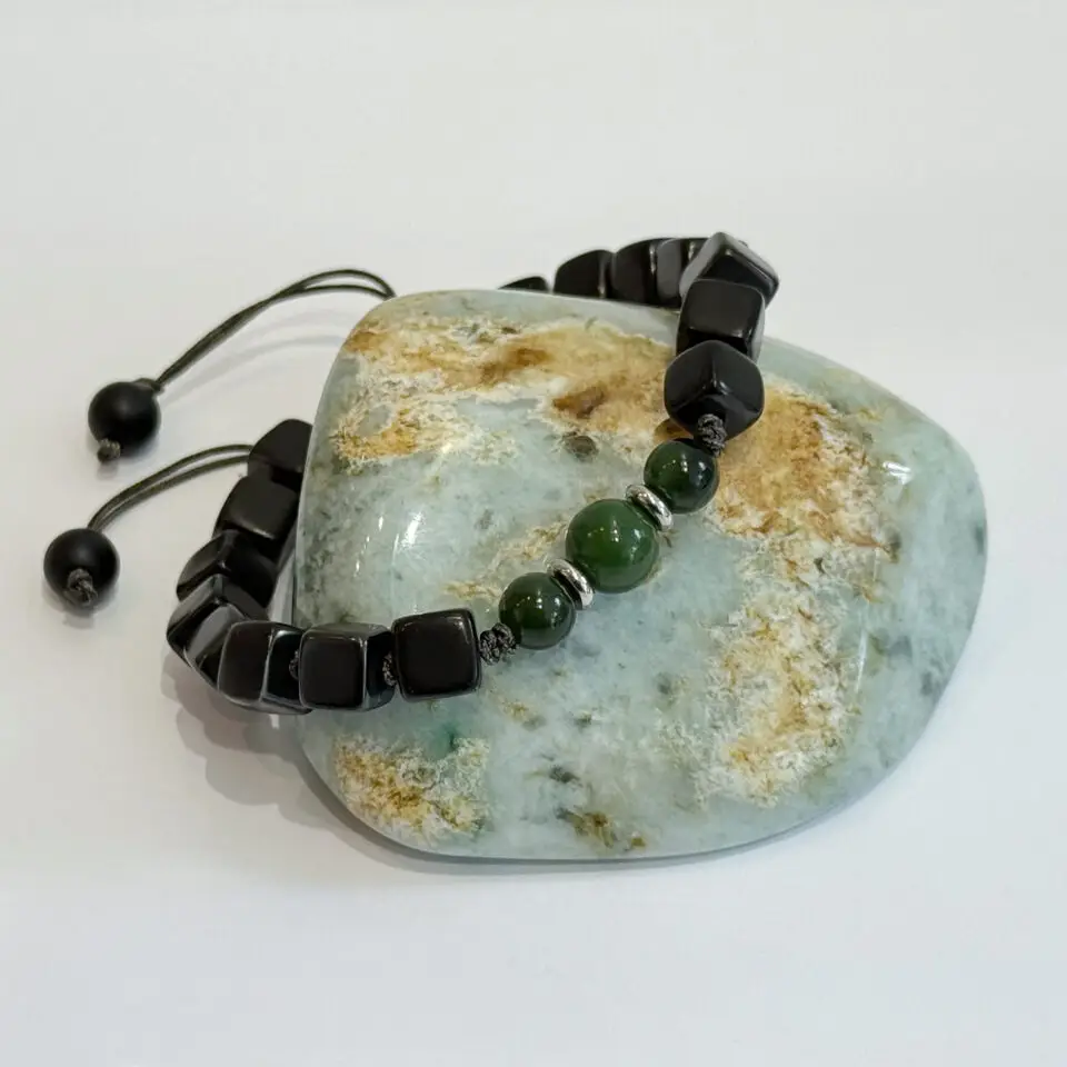 Mise en scène du bracelet avec 3 Jade rondes