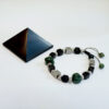 Mise en scène du bracelet Shungite et ses deux pierres de Jade