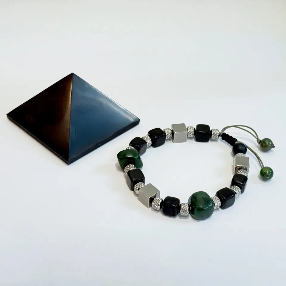 Mise en scène du bracelet Shungite et ses deux pierres de Jade
