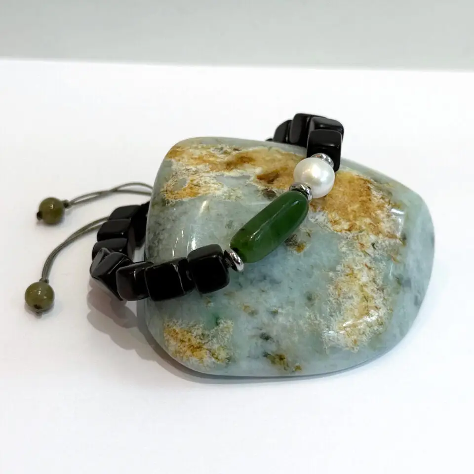 Mise en scène du bracelet Shungite, Jade & perle de culture