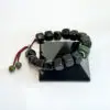 Mise en scène du bracelet Shungite & Jade avec une touche de Bordeaux