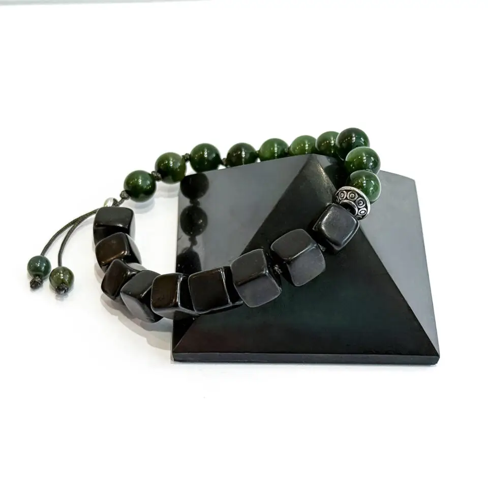 Mise en scène du bracelet Shungite & Jade - 50/50