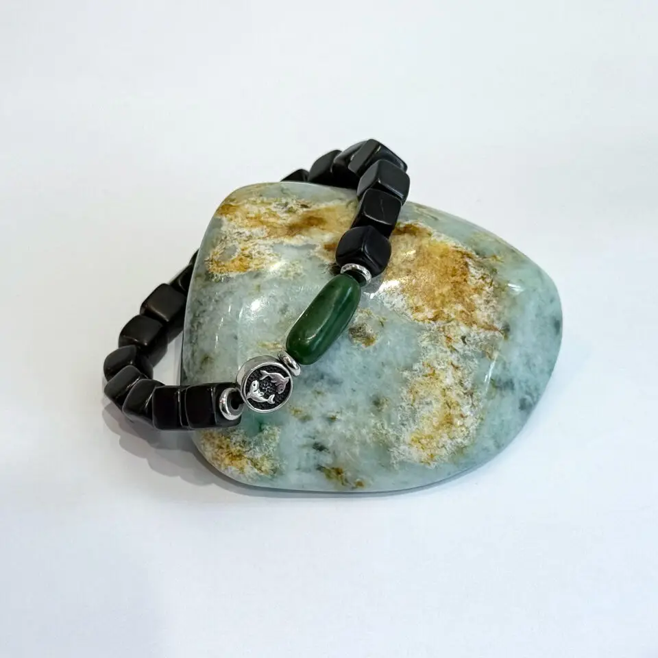 Bracelet Shungite, Jade allongé et Signe astrologique_ Mise en scène