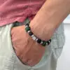 Mis en situation du bracelet Shungite et ses deux pierres de Jade