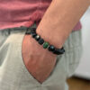 Mise en situation du bracelet Shungite & Jade avec une touche de Bordeaux.