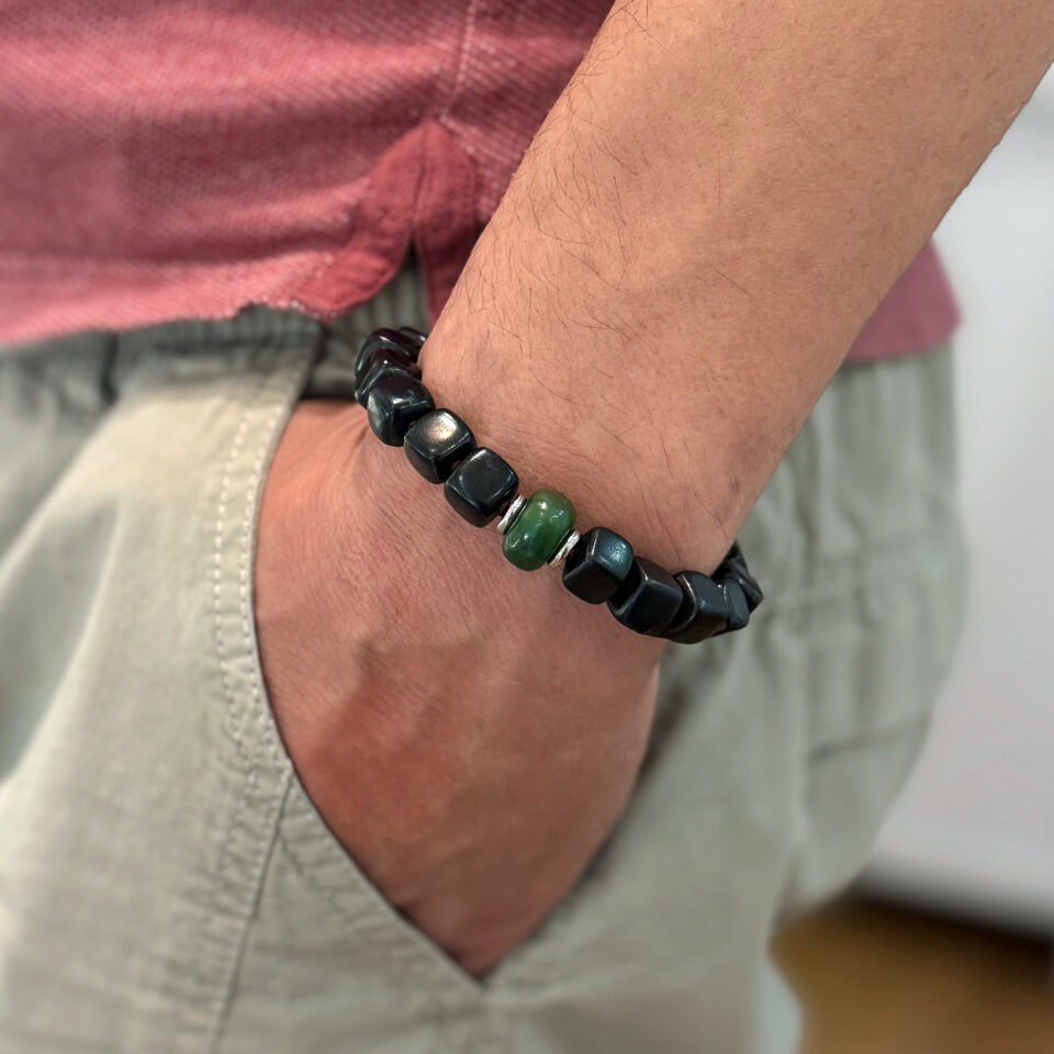 Mise en situation du bracelet Shungite & Jade avec une touche de Bordeaux.
