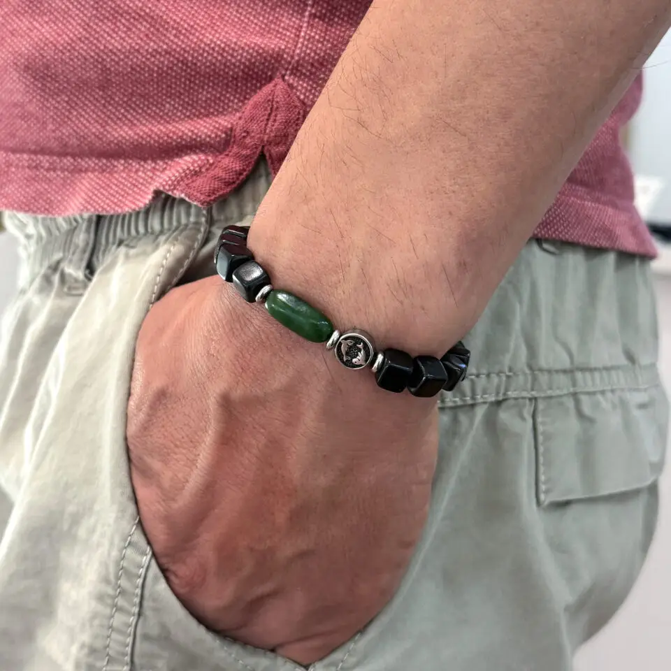 Mise en situation du bracelet avec signe astrologique personnalisable