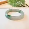bracelet de type jonc de jade à partir de roche de jade et polissage 