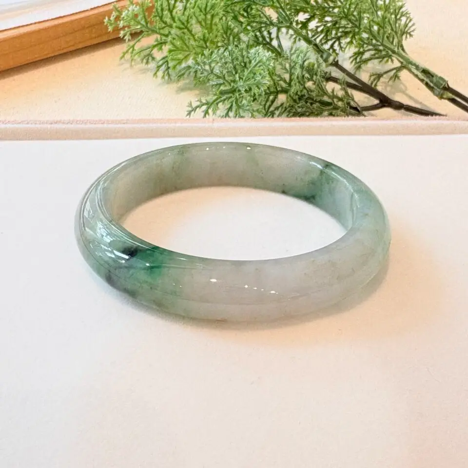bracelet de type jonc de jade à partir de roche de jade et polissage