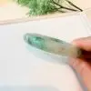 jonc de jade issue directement de la roche de jade et polissage