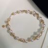 bracelet en or jaune et 19 perles akoya 