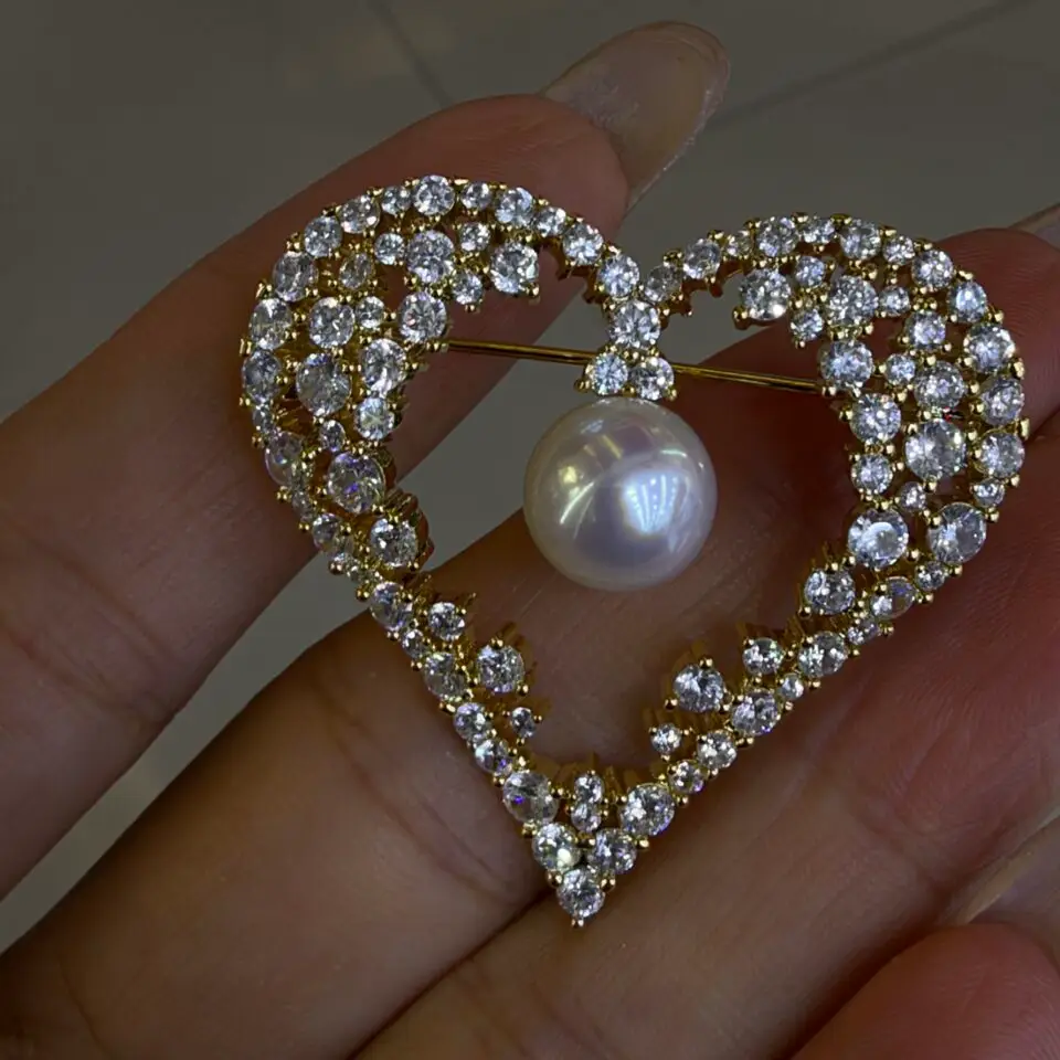 Broche dorée et perle de culture