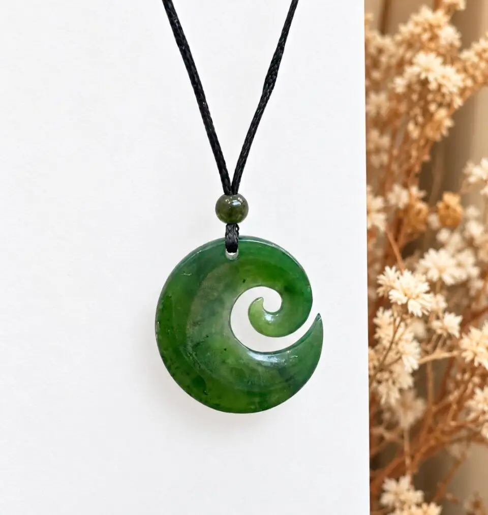 collier jade koru
