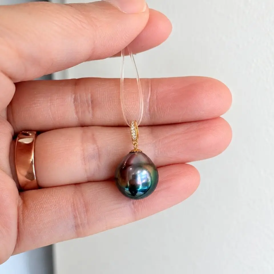 Pendentif Poehere – Perle de Tahiti Cerclée 10-11 mm sur Or 18 carats et Brillants