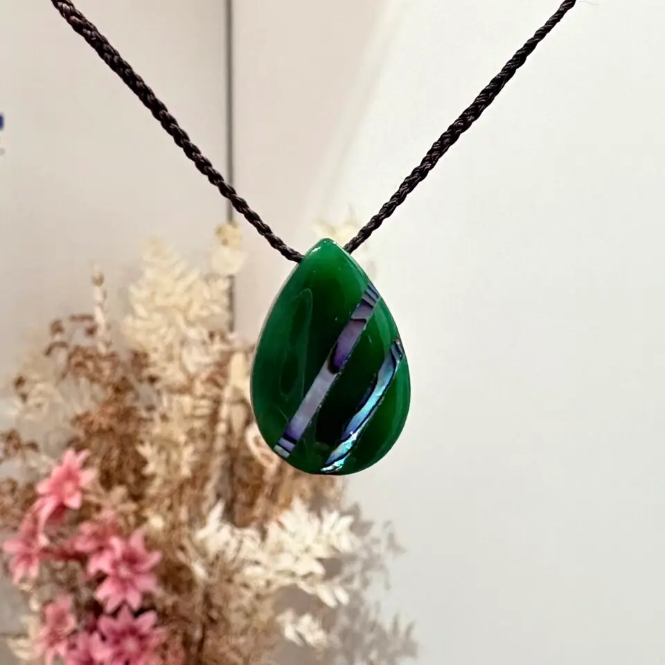 Pendentif Larme Jade & Liseré Abalone – Cordon Tressé Réglable